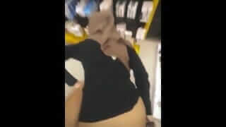 مصرية تتناك ع السريع مع حبيبها في محل جوالات