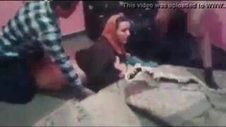 سكس شاب ي نيك شرالأمط  أمه ويعزم أصحابه